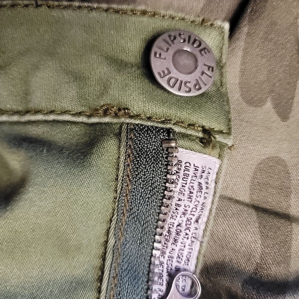 Flip Side Reversible Camo on one side Solid Green on the other. W 30 R 7 L 29 - Picture 9 of 9